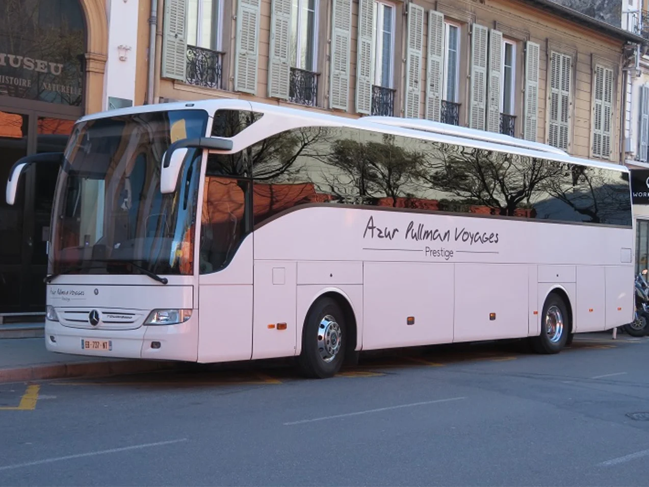 Bus gamme prestige devant musée